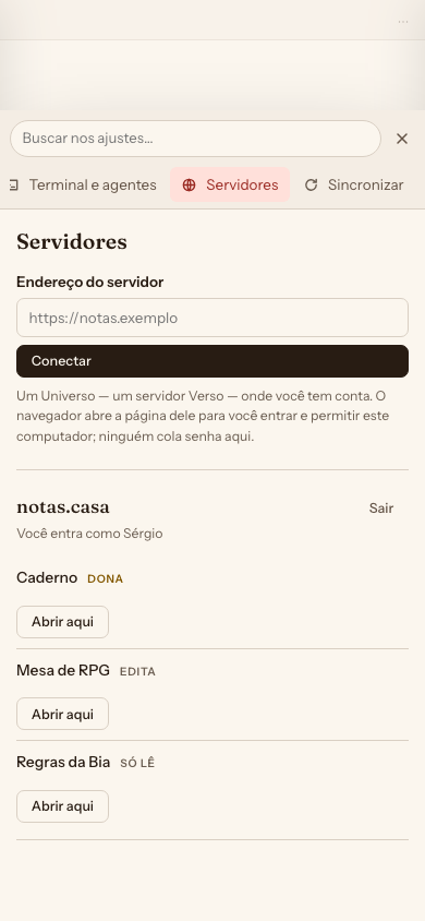 Os ajustes do Verso num celular, na seção Servidores: um UniVerso chamado notas.casa, a conta conectada e três pastas com o papel da pessoa em cada uma — Caderno (dona), Mesa de RPG (edita), Regras da Bia (só lê) — cada uma com o botão Abrir aqui.