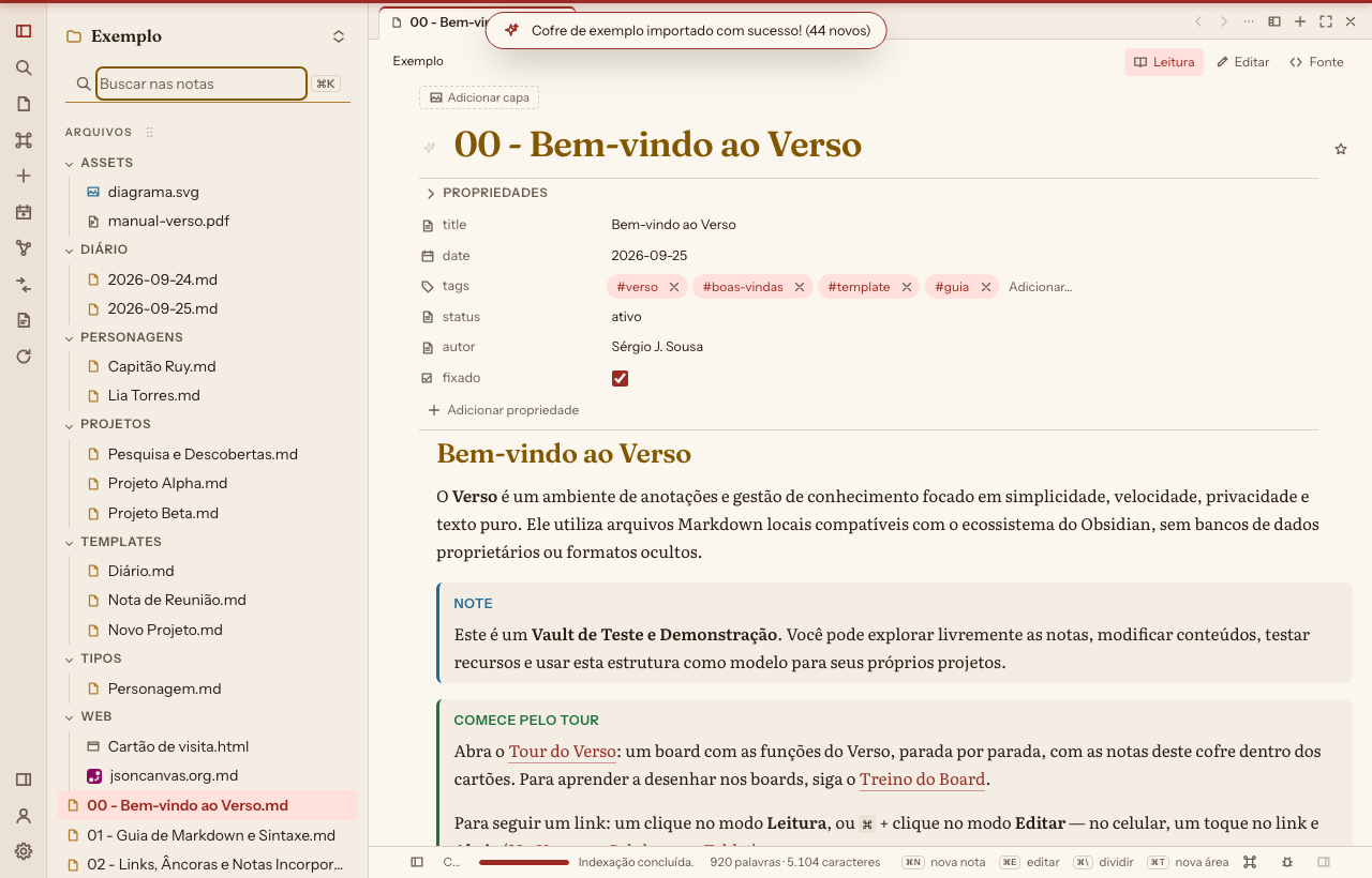 A janela do Verso aberta num navegador. À esquerda, a árvore de arquivos de uma pasta chamada Exemplo, com subpastas Diário, Personagens, Projetos e Templates. À direita, a nota “Bem-vindo ao Verso”, com propriedades (título, data, tags, status, autor) e dois callouts.