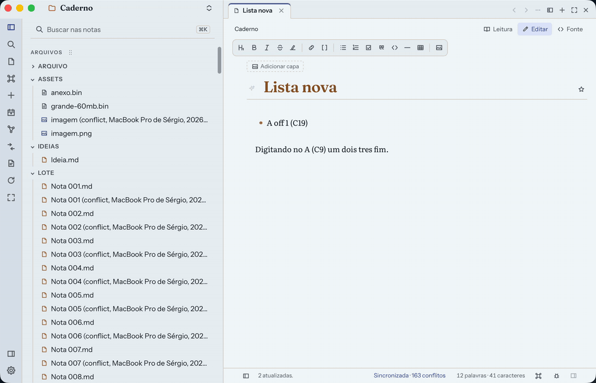 O editor do Verso com uma nota que mudou no disco enquanto alguém digitava. Um aviso diz que nada foi gravado e mostra a diferença entre o disco e o texto digitado, com três escolhas: Descartar o meu e recarregar, Gravar o meu por cima, Guardar os dois.