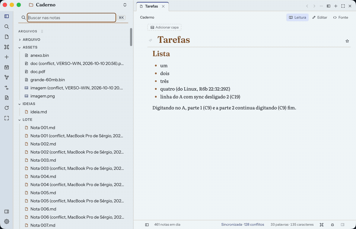 O painel Sincronizar com o título “128 coisas esperam por você”. Cada item é uma nota que mudou em dois lugares, com os botões Comparar, Abrir as duas, Ficar com esta e Descartar cópia; ao comparar, aparecem as linhas que só estão de um lado, marcadas com menos e mais.